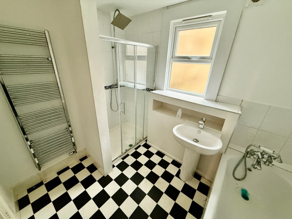 Lot: 19 - END-TERRACE IN TOWN CENTRE WITH POTENTIAL FOR PARKING - Bathroom with shower